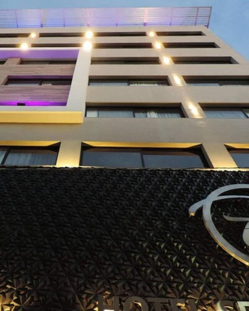 Hotel Senorial Platino León de los Aldamas Extérieur photo